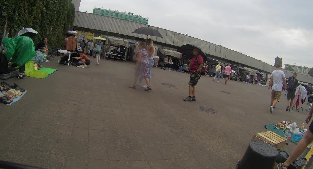 Garażówka walczy z deszczem a dachu brak