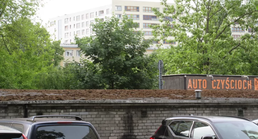 Jakby odsprzedał na stałe takie garaże na pewno by wyglądałyby lepiej