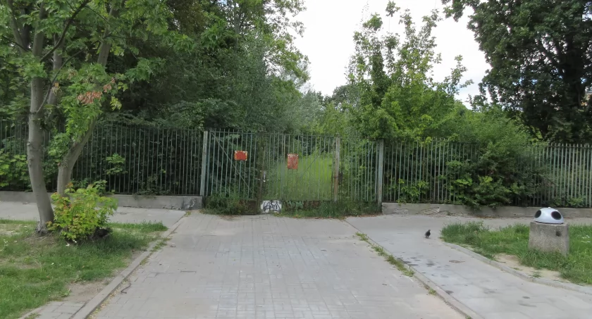 Przy ulicy Pasteura ujęcie wody Oligoceńskiej oraz cichy grajdołek