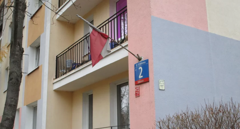 interwencje, Flaga brudas dalej - zdjęcie, fotografia