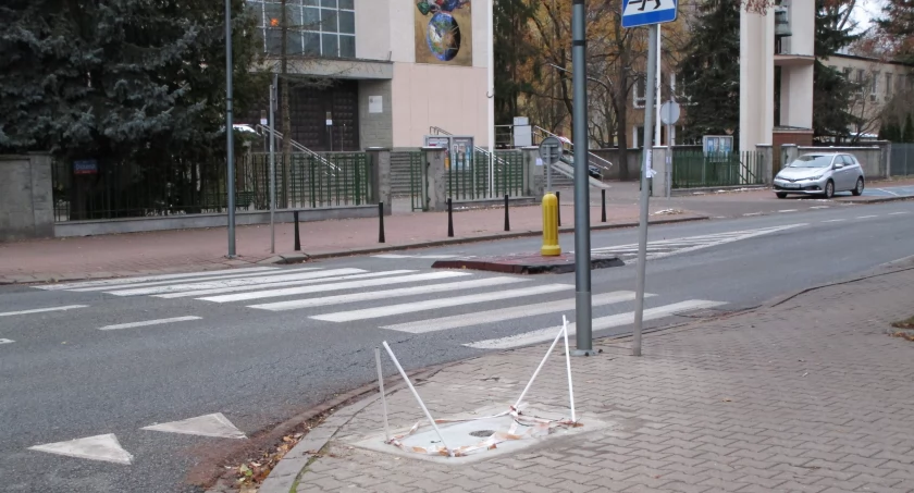 ulice, Studzienka telekomunikacyjna zrobiona - zdjęcie, fotografia