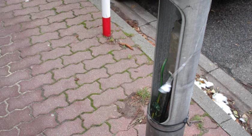 urządzenia publiczne, Rakowiec napięciem - zdjęcie, fotografia