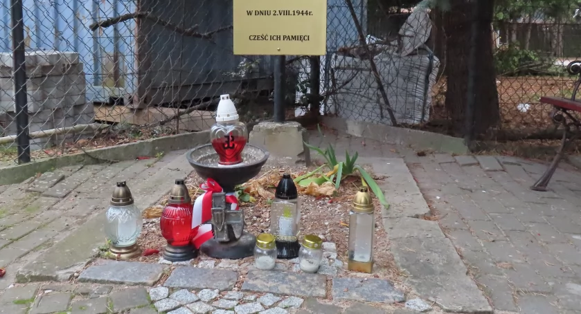 pomniki i ekspozycje, Pomnik Włodarzewskiej dalej dzielnie trzyma - zdjęcie, fotografia