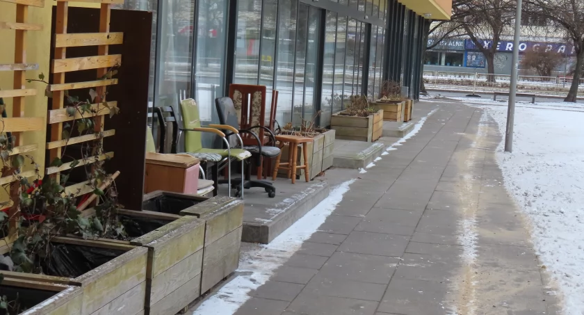 place i podwórka, Placyk Skrzydłami pomimo pustostanów żyje - zdjęcie, fotografia