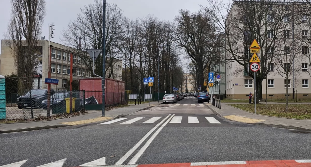 ulice, Trzech Budrysów nadchodzą aktywiści - zdjęcie, fotografia
