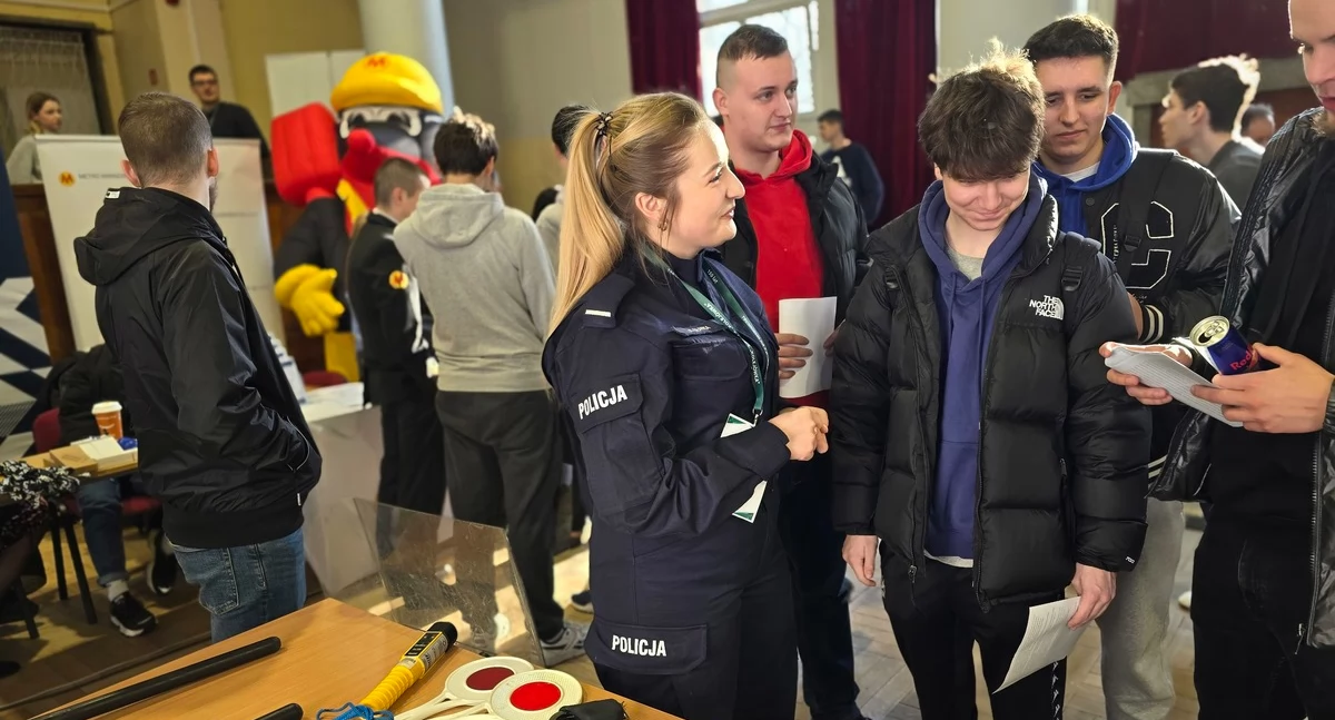 Bezpieczeństwo, Policjanci Targach Praktyk Zawodowych szansa bliższe poznanie służby Policji - zdjęcie, fotografia