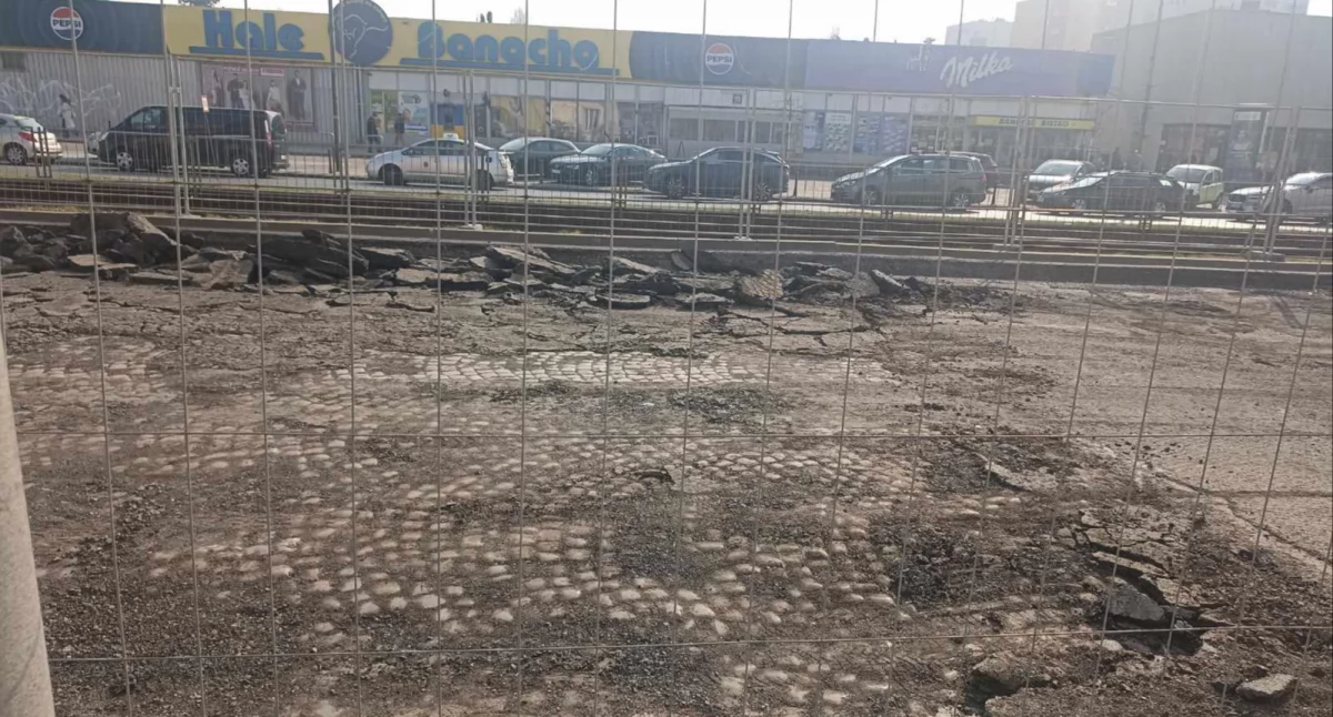 ulice, dalej historyczny brukiem Grójeckiej - zdjęcie, fotografia