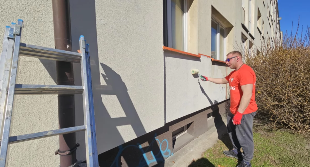 Zarządzanie nieruchomościami, Zamalowywanie graffiti szybko profesjonalnie - zdjęcie, fotografia