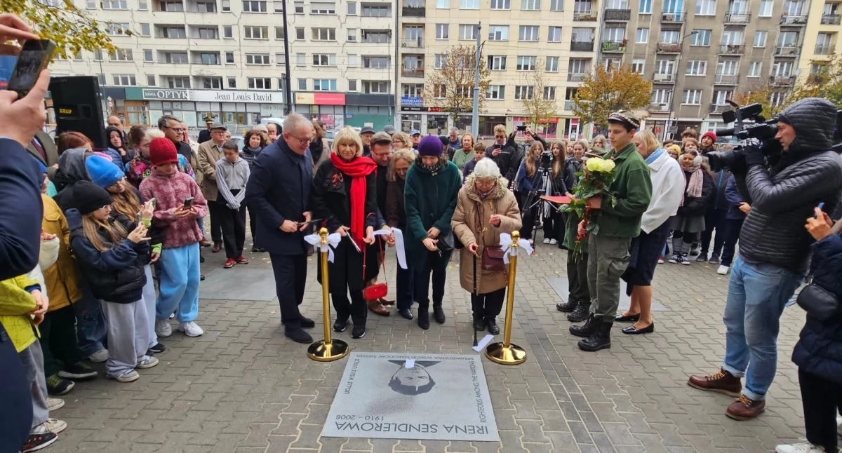 pomniki i ekspozycje, hołdzie Irenie Sendlerowej - zdjęcie, fotografia