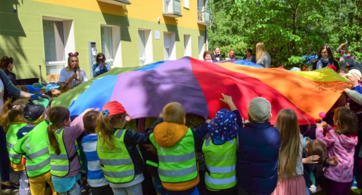 Placówki edukacyjne, Sieć przedszkoli jazda dużą prędkością ścianę - zdjęcie, fotografia