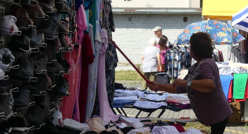 Handel i usługi, Targowisko Majewskiego kupcy oczekują klientów pomoc burmistrz - zdjęcie, fotografia