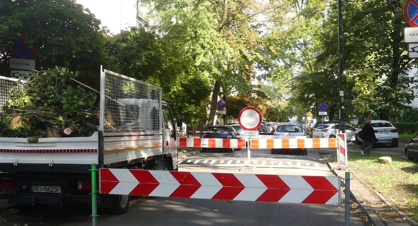 ulice, Uspokajanie ruchu poprzez wkurzanie mieszkańców - zdjęcie, fotografia
