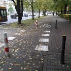 Nie dość że śliskie liście to i słupki na drodze