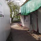 W oddali pomnik