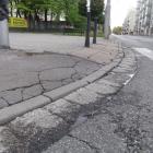 Uskoki krawężniki i dołki.
