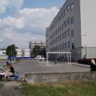 Opustoszały plac i nudzące się dzieci