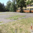 Przydałby się nowy asfalt albo zieleń,.