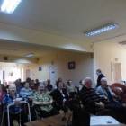 Widownia przygotowana, Basia z panią terapeutką prowadzą śpiew a wszyscy się włączyli