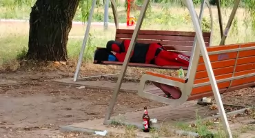 Park Pięciu Sióstr zamienia się w noclegownie
