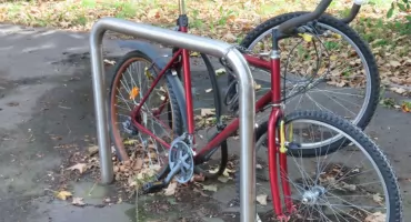Stojaki rowerowe stają się magazynami złomu