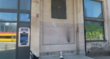Tablica upamiętniająca trzecią Redutę na Ochocie dalej nieodświeżona. 