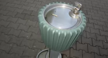 Czy to poidło powinno stać w tym miejscu? 