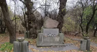 Pomnik całej prawdy, półprawdy czy... prawdy? 