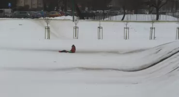 Mimo zakazu w Parku Korotyńskiego dzieciaki i tak niszczą darń