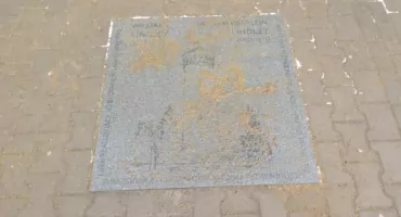 Pod Urzędem Dzielnicy tablice poddawane są próbie wytrzymałości 