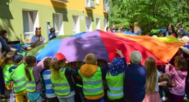 Sieć przedszkoli - jazda z dużą prędkością na ścianę