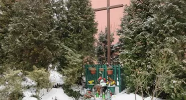 Przykład zadbanego pomnika przez cały rok