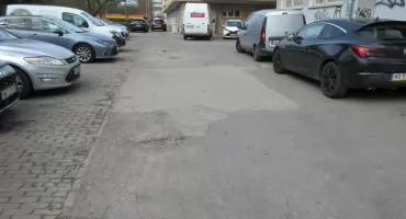 Plac „Pod Skrzydłami” idziemy w beton czy asfalt