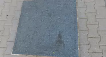 Tablice pamiątkowe pod Urzędem Dzielnicy