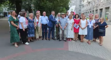 Wspólne śpiewanie piosenek Powstańczych na Pl. Baśniowym