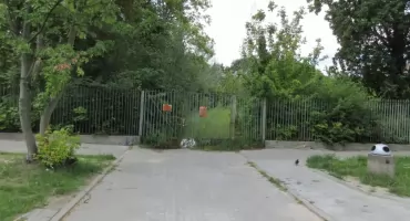 Przy ulicy Pasteura ujęcie wody Oligoceńskiej oraz cichy grajdołek