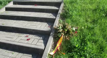 Dwa pomniki obok siebie a jaka różnica