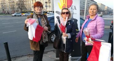 Rozdają flagi narodowe
